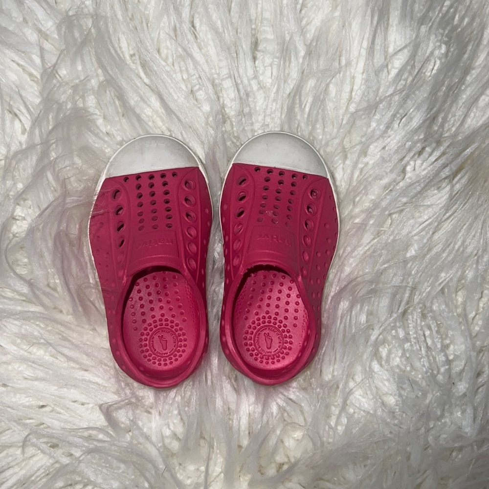 Native Jefferson style in hot pink. Only worn once.